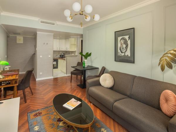 Queen's Court Hotel & Residence : photo 10 de la chambre suite lit king-size triple supérieure