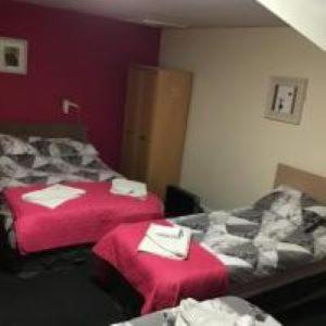 Mr smiths/ The old Stanley arms : photo 1 de la chambre chambre familiale avec douche 