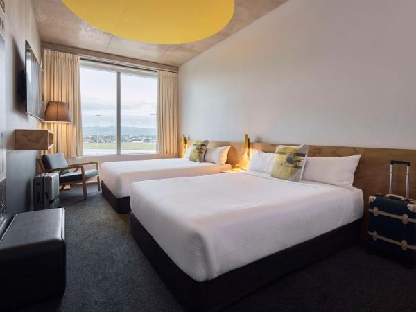 Atura Adelaide Airport : photo 1 de la chambre chambre lits jumeaux - vue sur ville