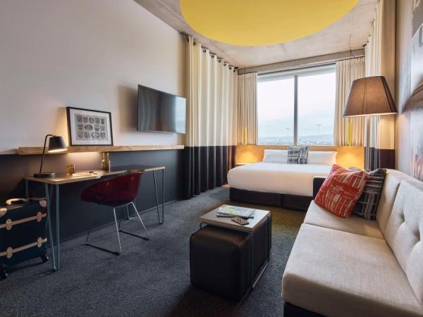 Atura Adelaide Airport : photo 1 de la chambre chambre lit king-size - vue sur ville