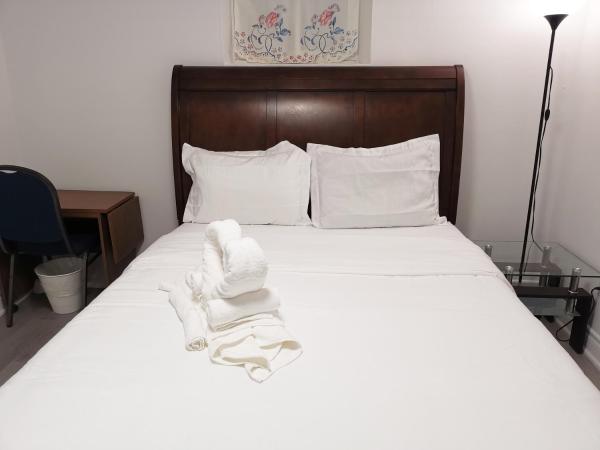 Tidy Private Rooms with Full Kitchen : photo 2 de la chambre chambre double avec salle de bains commune