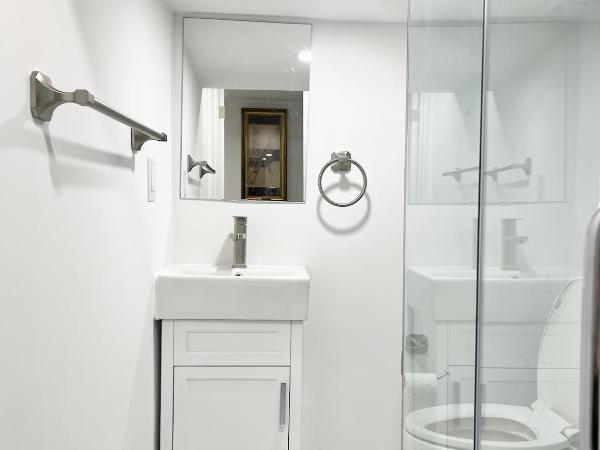 Tidy Private Rooms with Full Kitchen : photo 3 de la chambre chambre double avec salle de bains privative