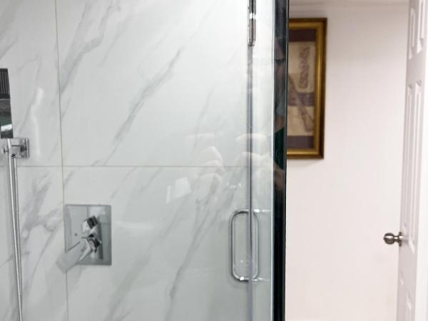 Tidy Private Rooms with Full Kitchen : photo 4 de la chambre chambre double avec salle de bains privative