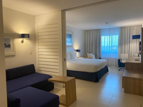 Holiday Inn Acapulco La Isla, an IHG Hotel : photo 3 de la chambre suite lit king-size