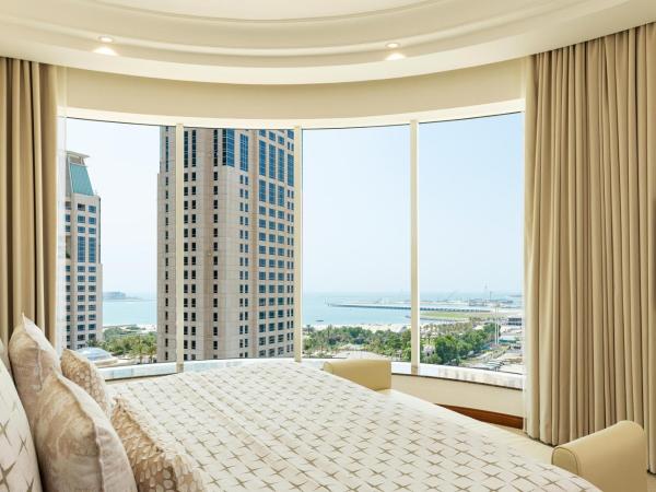 Grosvenor House, a Luxury Collection Hotel, Dubai : photo 4 de la chambre suite premier avec 1 lit king-size, accès gratuit à la plage et à la piscine du complexe hôtelier, accès au salon exécutif, goûter et happy hour, transfert aéroport depuis l'aéroport de dubaï