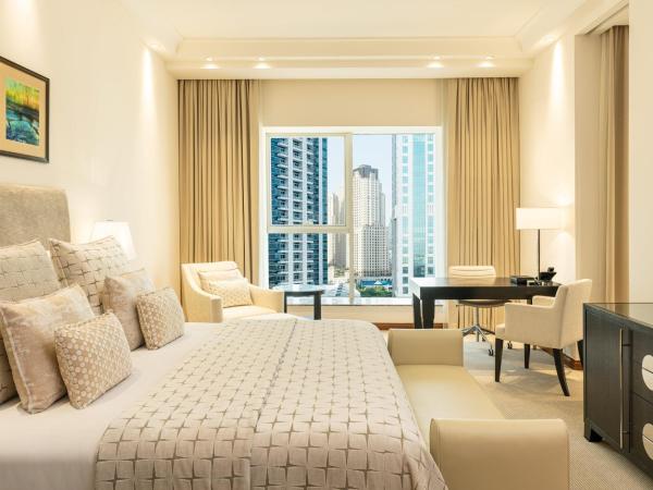 Grosvenor House, a Luxury Collection Hotel, Dubai : photo 2 de la chambre suite exécutive premier avec 1 lit king-size, accès au salon exécutif, goûter et happy hour, accès gratuit à la plage et à la piscine du complexe hôtelier, transfert aéroport depuis l’aéroport de dubaï