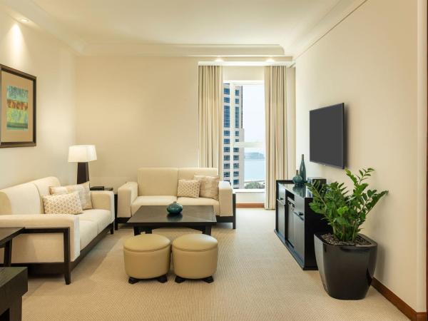 Grosvenor House, a Luxury Collection Hotel, Dubai : photo 5 de la chambre suite premier avec 1 lit king-size, accès gratuit à la plage et à la piscine du complexe hôtelier, accès au salon exécutif, goûter et happy hour, transfert aéroport depuis l'aéroport de dubaï