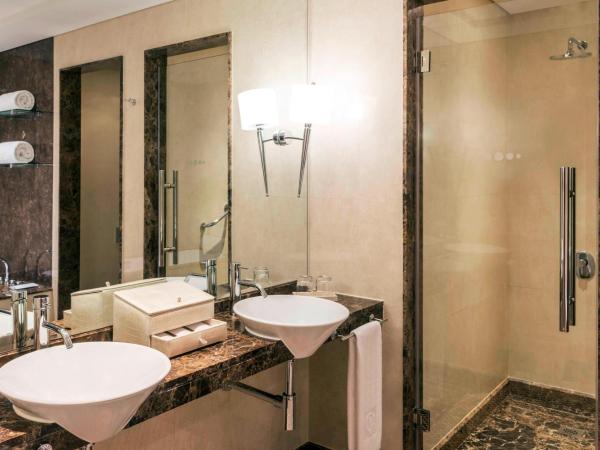 Grosvenor House, a Luxury Collection Hotel, Dubai : photo 8 de la chambre suite premier avec 1 lit king-size, accès gratuit à la plage et à la piscine du complexe hôtelier, accès au salon exécutif, goûter et happy hour, transfert aéroport depuis l'aéroport de dubaï