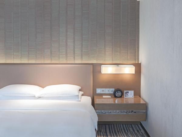 Hyatt Regency Chongqing Hotel : photo 2 de la chambre chambre lit king-size - accès au club