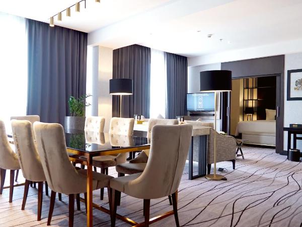 Grand Swiss-Belhotel Darmo : photo 5 de la chambre grand suite with daily afternoon tea