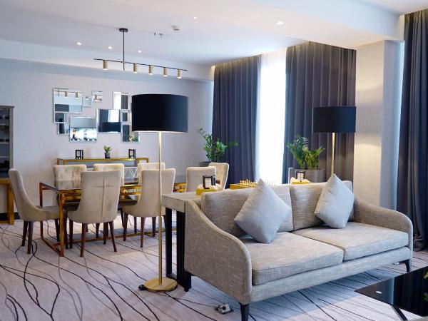 Grand Swiss-Belhotel Darmo : photo 6 de la chambre grand suite with daily afternoon tea