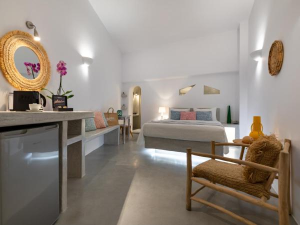 Kima Oia Suites : photo 8 de la chambre suite junior avec jacuzzi (2 adultes)