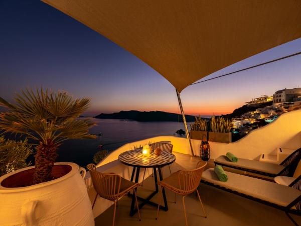 Kima Oia Suites : photo 8 de la chambre suite troglodyte supérieure avec jacuzzi