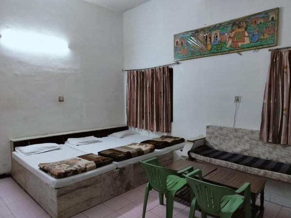 Hotel Rawat : photo 1 de la chambre chambre triple