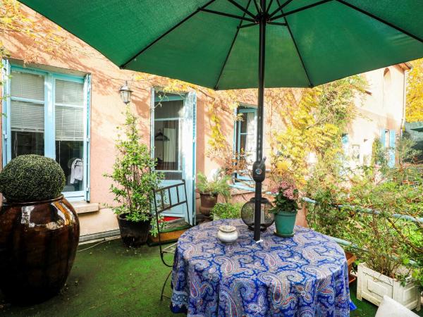 Maison 1850 Paris 18 Garden and Parking : photo 9 de la chambre villa - vue sur jardin