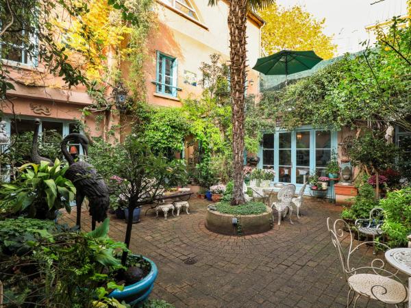 Maison 1850 Paris 18 Garden and Parking : photo 10 de la chambre villa - vue sur jardin