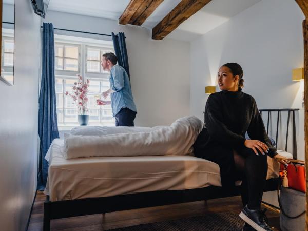 Capsule Hotel Nyhavn63 : photo 6 de la chambre chambre double avec salle de bains commune