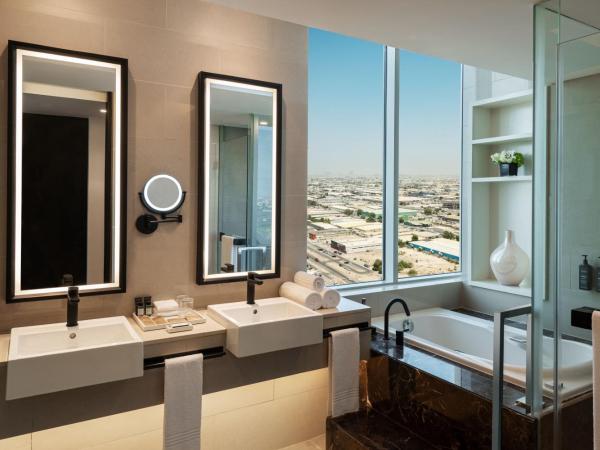 Sheraton Mall of the Emirates Hotel, Dubai : photo 10 de la chambre suite amiri - accès au salon club avec petit-déjeuner, cocktails en soirée, boissons sans alcool et canapés