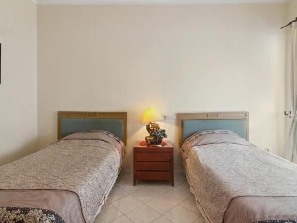 Puri Sawo Manila Residence : photo 2 de la chambre chambre lits jumeaux spacieuse