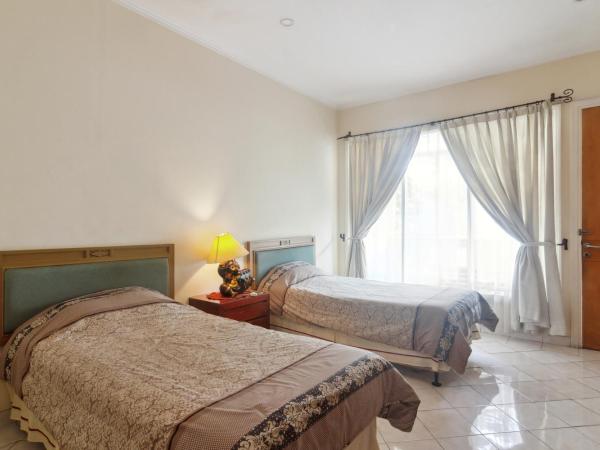 Puri Sawo Manila Residence : photo 1 de la chambre chambre lits jumeaux spacieuse