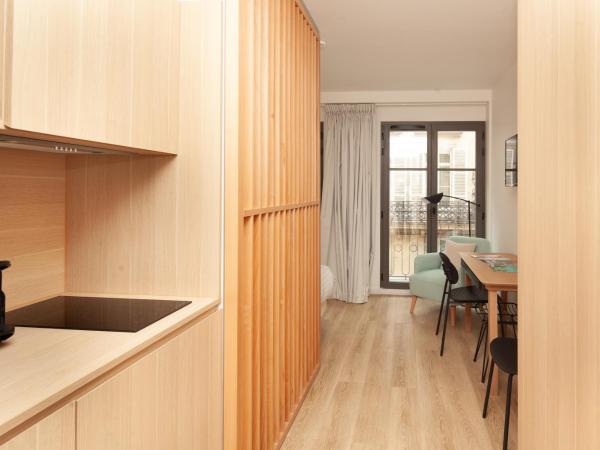 FINESTATE Coliving Champs-Elysées : photo 5 de la chambre suite junior avec balcon