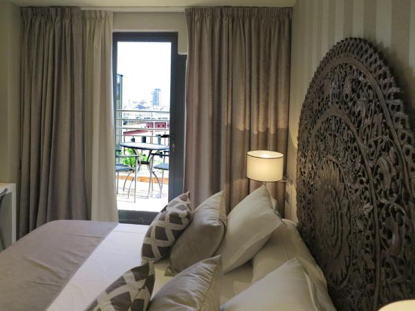 Serennia Exclusive Rooms : photo 1 de la chambre suite avec terrasse - vue sur ville
