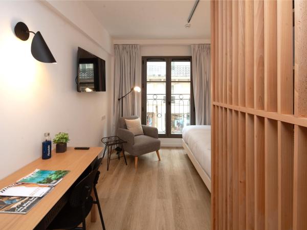 FINESTATE Coliving Champs-Elysées : photo 8 de la chambre appartement avec balcon
