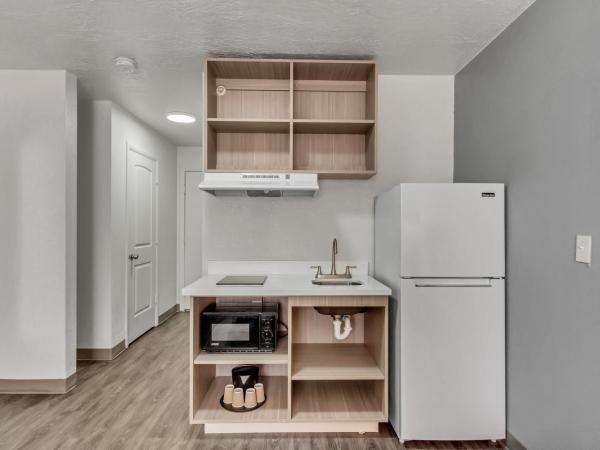 Suburban Studios Salt Lake City Airport : photo 1 de la chambre efficiency king suite with tub - mobility accesibile - non smoking