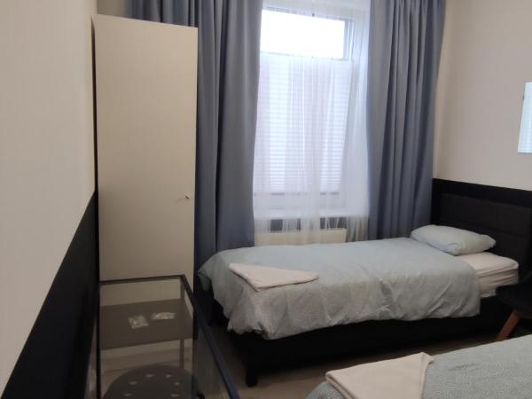 Grey Poznań Pokój z łazienką , Darmowy parking, Zameldowanie Bezobsługowe : photo 5 de la chambre chambre lits jumeaux avec salle de bains privative