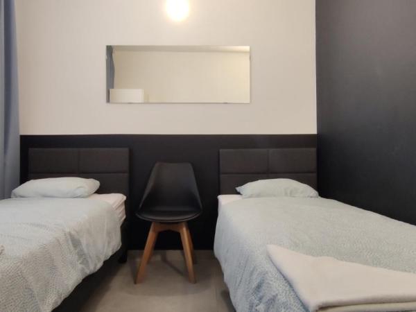 Grey Poznań Pokój z łazienką , Darmowy parking, Zameldowanie Bezobsługowe : photo 4 de la chambre chambre lits jumeaux avec salle de bains privative