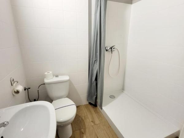 Grey Poznań Pokój z łazienką , Darmowy parking, Zameldowanie Bezobsługowe : photo 4 de la chambre chambre lits jumeaux avec salle de bains privative