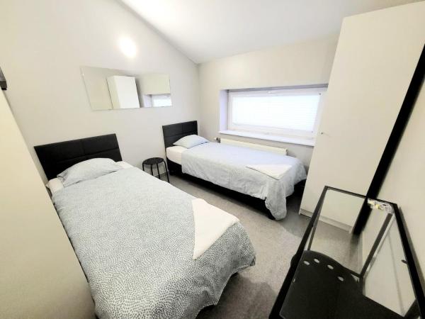 Grey Poznań Pokój z łazienką , Darmowy parking, Zameldowanie Bezobsługowe : photo 3 de la chambre chambre lits jumeaux avec salle de bains privative