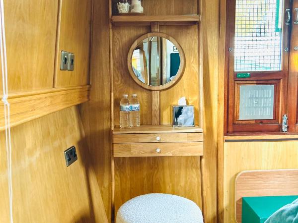 The Four Sisters Boatel - Houseboat : photo 6 de la chambre appartement avec terrasse