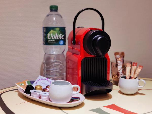 Spacious & comfortable guestrooms w private bathrooms near Koelnmesse & Lanxess Arena, free parking, highspeed WiFi : photo 5 de la chambre chambre double avec salle de bains privative