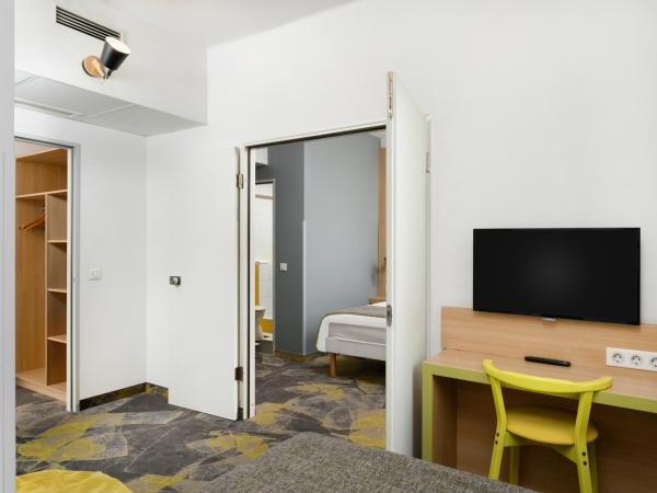 Ibis Styles Budapest City : photo 4 de la chambre chambre familiale avec 1 lit double et 1 lit simple