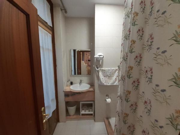 Uría 25 rooms : photo 7 de la chambre chambre double avec salle de bains privative