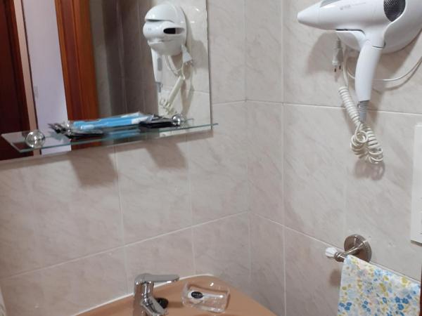 Uría 25 rooms : photo 9 de la chambre chambre simple avec salle de bains privative