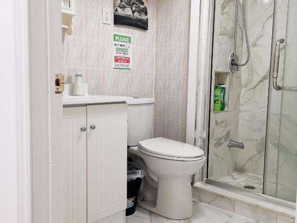 Tidy Private Rooms with Full Kitchen : photo 6 de la chambre chambre double avec salle de bains commune