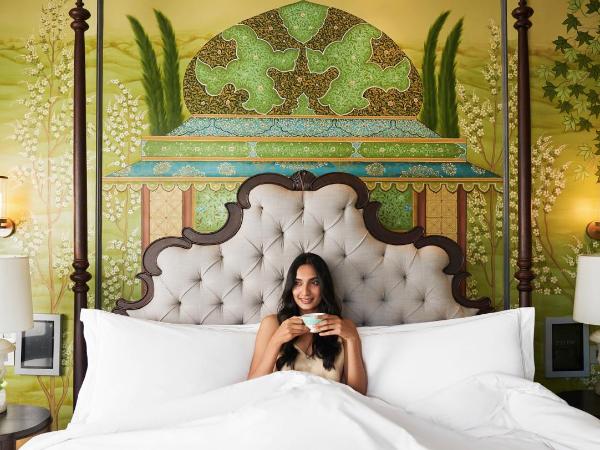 Raffles Udaipur : photo 4 de la chambre raffles presidential suite - complimentary 01 bottle of house wine upon arrival, butler on call, 15% discount on food & soft beverage and spa, 4 pieces laundry once per stay