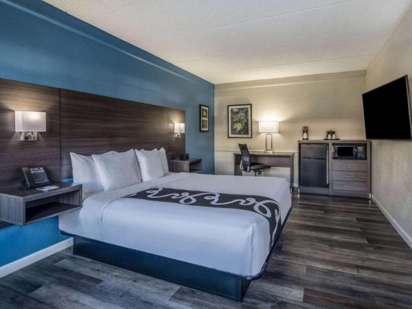 La Quinta Inn by Wyndham Sacramento North : photo 1 de la chambre chambre lit king-size avec baignoire - adaptée aux personnes à mobilité réduite - non-fumeurs