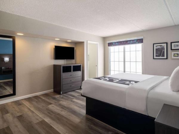 La Quinta Inn by Wyndham Sacramento North : photo 3 de la chambre suite lit king-size