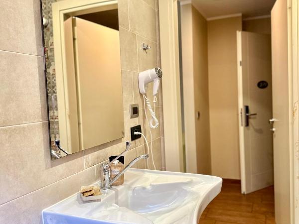 Hotel Giacosa : photo 5 de la chambre chambre triple - accessible aux personnes à mobilité réduite
