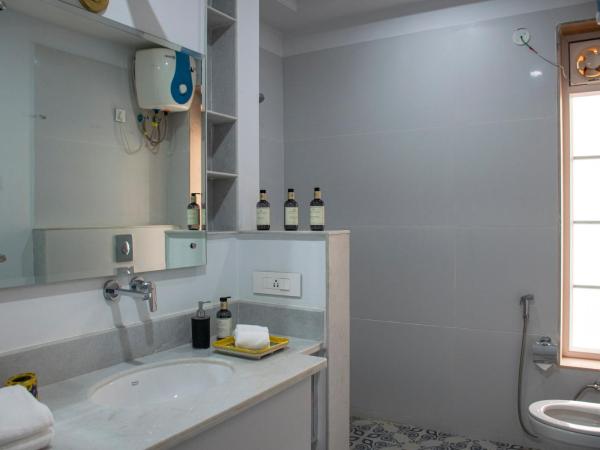 Naila Kothi - A Luxury Boutique Royal Suites in Jaipur : photo 9 de la chambre chambre lit king-size - vue sur jardin