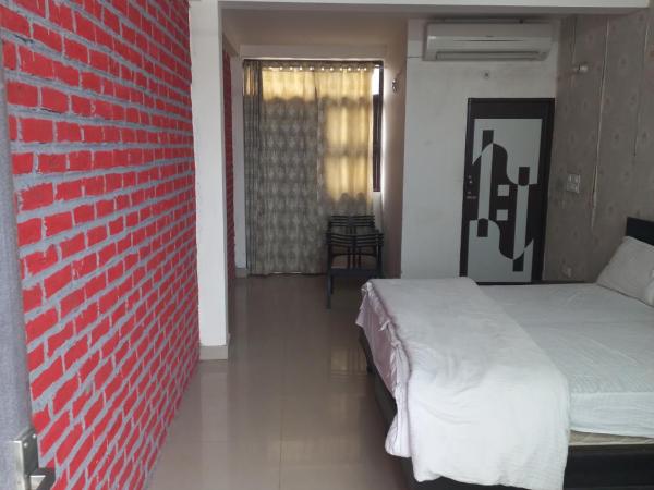 Pitrashish Serenity Homes : photo 1 de la chambre chambre double deluxe (2 adultes + 1 enfant)