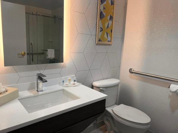 Comfort Suites Louisville Airport : photo 7 de la chambre suite avec 2 lits queen-size - accessible aux personnes à mobilité réduite - non-fumeurs