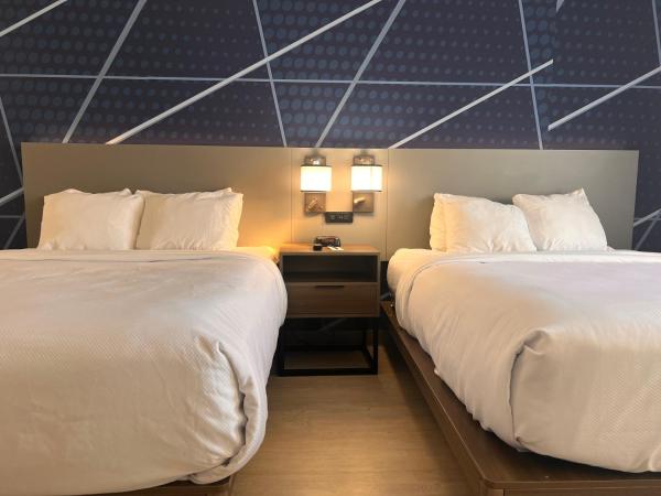 Comfort Suites Louisville Airport : photo 10 de la chambre suite avec 2 lits queen-size - accessible aux personnes à mobilité réduite - non-fumeurs