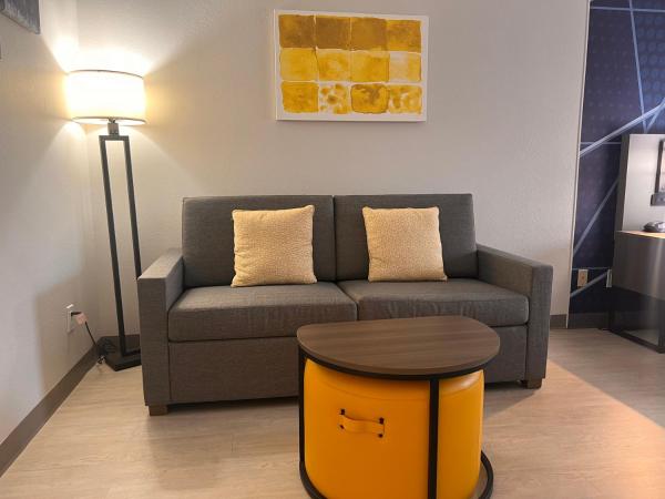 Comfort Suites Louisville Airport : photo 2 de la chambre suite avec lit king-size pour personnes à mobilité réduite - non-fumeurs