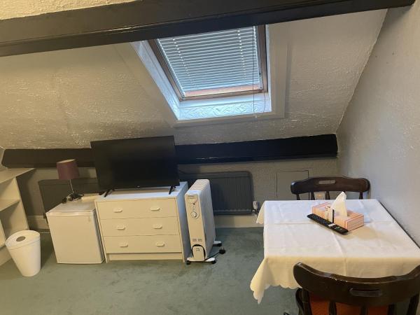 Emerald Residence : photo 8 de la chambre chambre triple basique avec salle de bains commune