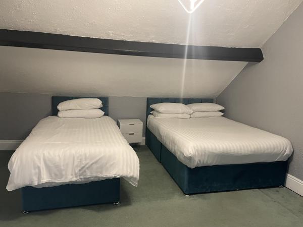 Emerald Residence : photo 9 de la chambre chambre triple basique avec salle de bains commune