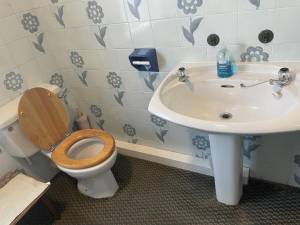 Emerald Residence : photo 10 de la chambre chambre triple basique avec salle de bains commune